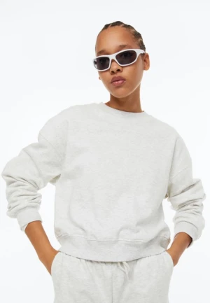 Sweatshirt  - Säljer min sweatshirt från H&m för att den inte kommer till användning längre❤️ Ny pris: 99kr mitt pris: 35kr + frakt❤️ i storlek xs