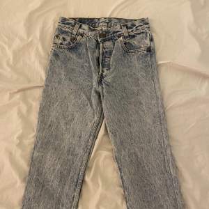 Lågmidjade jeans från Levis💕 runt strl 30/32. Säljer pga av att de blivit för små och knappt använt. Inga fel på dom kom privat för mer info💖