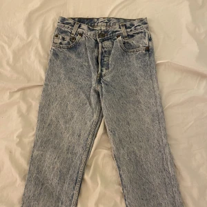 Lågmidjade jeans - Lågmidjade jeans från Levis💕 runt strl 30/32. Säljer pga av att de blivit för små och knappt använt. Inga fel på dom kom privat för mer info💖
