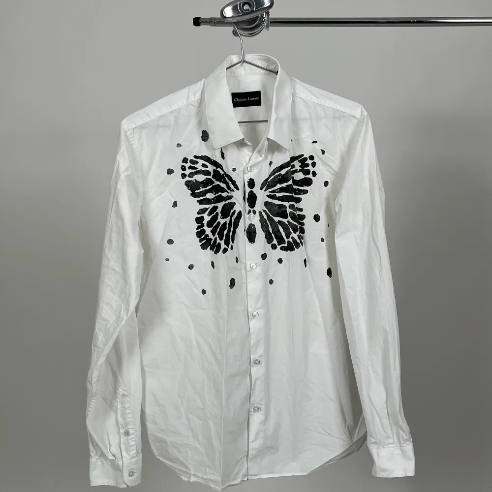 Fin skjorta med fjärilstryck!!! Önskar att någon köper den så jag slipper ha dåligt samvets över att den bara hänger i min garderob :( märke: christian lacroix 🦋🦋🦋🦋🦋. Skjortor.