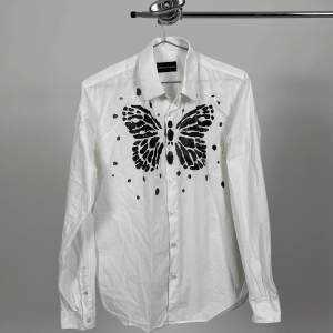 Fin skjorta med fjärilstryck!!! Önskar att någon köper den så jag slipper ha dåligt samvets över att den bara hänger i min garderob :( märke: christian lacroix 🦋🦋🦋🦋🦋