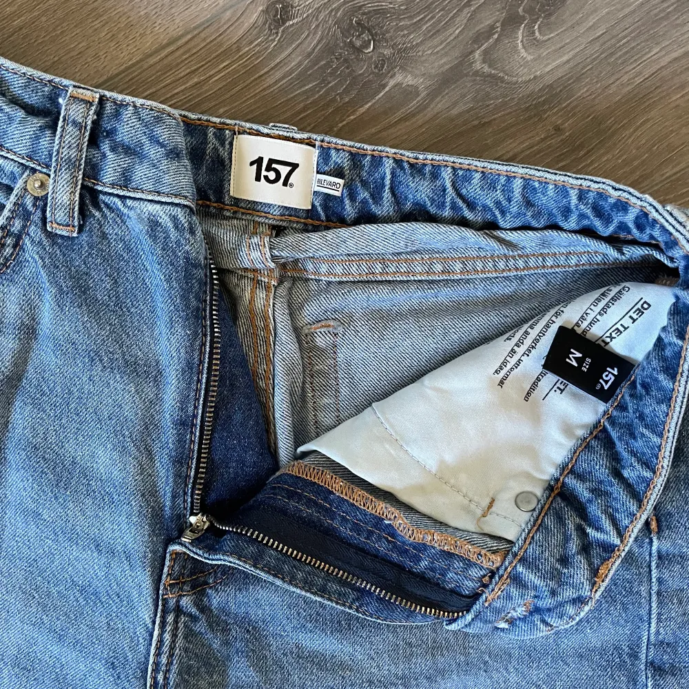 Säljer jeans från lager 157 i modell Boulevard , jeansen är i storlek M. De är använda ett kortare tag och bevarade i gott skick. Köparen står för frakt.. Jeans & Byxor.