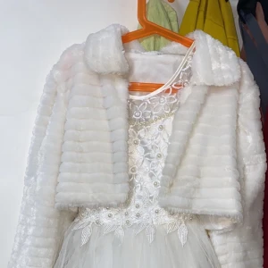 12 /13år - En jätte fin Bröllop klänning  Den är använd en gång den är fin skick