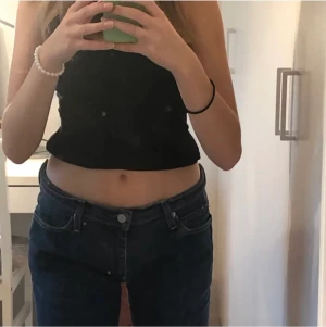 Lågmidjade levis jeans - Väldigt snygga Vintage Levis jeans. Säljer då de tyvärr är för korta för mig som är 175. På mig som har S hänger de lite på höfterna, men funkar absolut ändå 🤎  Midjemått:92cm. 🤍 Tveka inte att fråga om mer bilder!