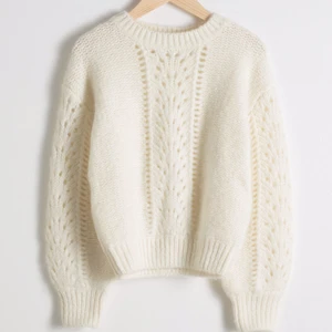 stickad tröja - jättefin tröja från &other stories, typ aldrig använd. nypris 790kr😇 bara att skriva vid frågor etc!