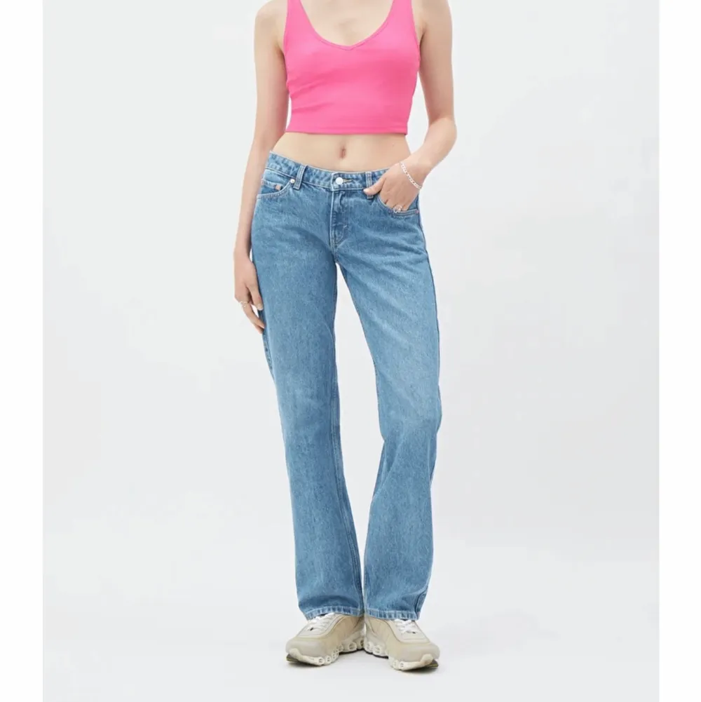 Säljer nu mina weekday arrowlow jeans! Är ganska säker på att de är i färgen Harper blue. Dom är 30 i längden så jag har sprättat upp dom för att dom ska passa mig som är 167. Skriv för fler bilder, köparen står för frakt💕💕 pris kan diskuteras . Jeans & Byxor.