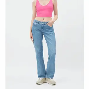 Säljer nu mina weekday arrowlow jeans! Är ganska säker på att de är i färgen Harper blue. Dom är 30 i längden så jag har sprättat upp dom för att dom ska passa mig som är 167. Skriv för fler bilder, köparen står för frakt💕💕 pris kan diskuteras 