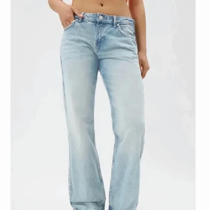 Weekday arrow low - Säljer mina helt nya och aldrig använda arrow jeans från weekday!! Säljer pga att de inte riktigt passade mig. Storlek 26/34, frakt tillkommer❤️kom privat för fler bilder! (Tvätten är den stentvättade)
