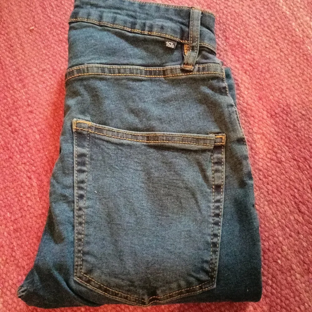 Säljer nya jeans som jag bara har prövat men dom är för långa för mig. Passar för dom som är 1,67+ . Jeans & Byxor.