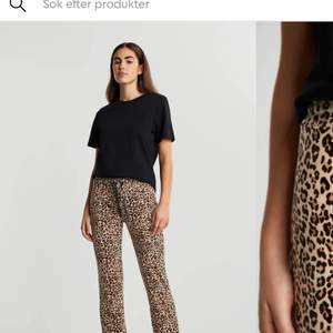 Säljer mina leopard byxor ifrån Gina tricot Skicket är väldigt bra använda ca 3 ggr. Säljer pågrund av ingen användning🤍 Hör av dig för fler bilder eller om du har några frågor🤍