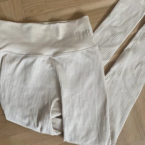 Beiga stronger tights  - Knappt använda stronger träningstights, superfina ribbade och en ljus fin beige färg!