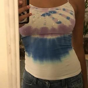 Coolt tiedye linne - Säljer pga att den sitter lite tight på mig. Vet inte vart den kommer ifrån men den är i barnstorlek/xxs/xs. Fint skick! Skriv privat om du är intresserad!☺️