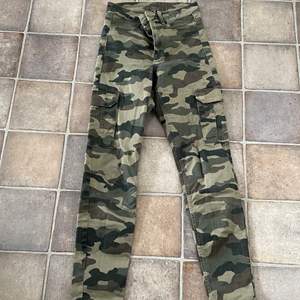Det här är ett par jeans med militär mönster på finns också sido fickor. Köparen står för frakten.