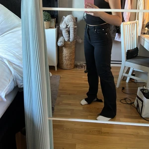 Svarta jeans  - Svarta raka jeans med slits från bilbok. Kommer inte till användning. Långa på mig som är 165