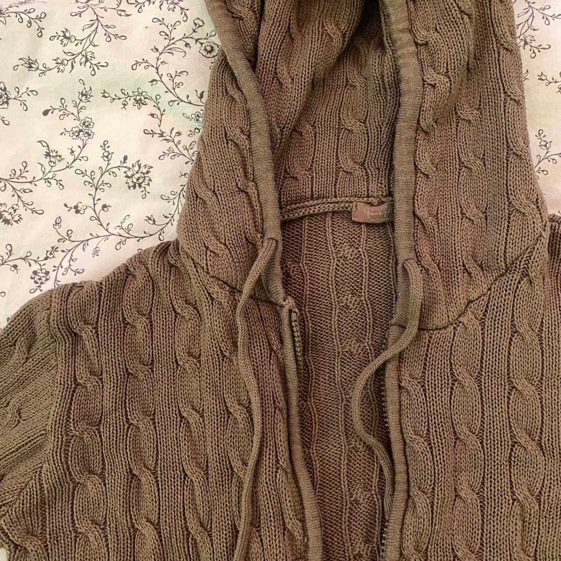brun stickad hoodie - 90