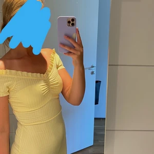 Bohoo ribbad klänning - Säljer nu denna härliga sommarklänning från bohoo i storlek 36 då den aldrig kommit till användning. Har endast provat en gång. Nypris 324kr säljer för 150kr.