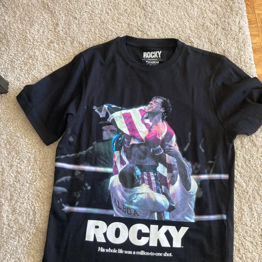 Svart Rocky boxning tröja med tryck och text xs men passar som s . T-shirts.