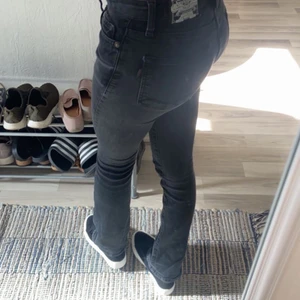 Lågmidjade crocker jeans - Skitsnygga lågmidjade jeans från crocker, tyvärr lite korta för mig som är 167! Bra skick o inga slitningar, sköna o stretchiga🫶🏼 kan sänka priset vid snabb affär!!!