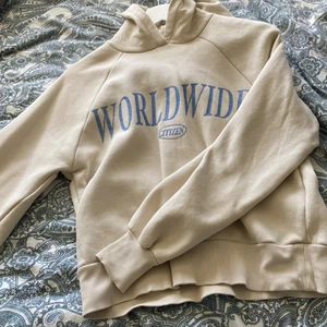 Gina Tricot hoodie  - Hej!! Säljer den här fina hoodie från Gina Tricot i storlek XS. Går ej att köpa längre. Kontakta för mer info❤️🫶🏻