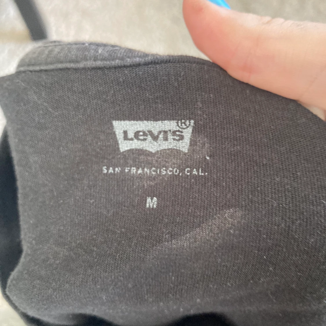 Mörk grå Levis tröja med röd tryck  - 90