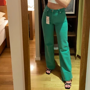 Zara Gröna Byxor strl 36  - Plagget är oanvänt säljer endast pgr av att jag har dubblett. Storlek 36 men väldigt stretchiga och har en bra längd. Högmidjade med rymliga fickor. Älskar dessa byxor från Zara. 
