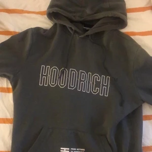 Hoodrich hoodie  - Idag så säljer jag min hoodie som bär på storleken S, dock så passar den M. Koftan är köpt för 900 och den var använd lite då och då. Köp gärna 😊