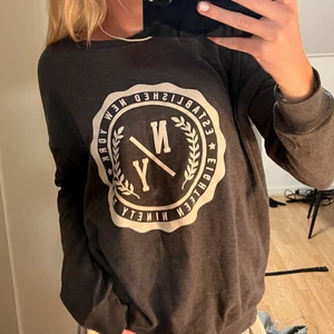 Tröja - Vintage tröja köpt på Broadways and sons, i bra skick o knappt änvänd sen jag köpte den, köptes för typ 600 kr. Stl xs/s 