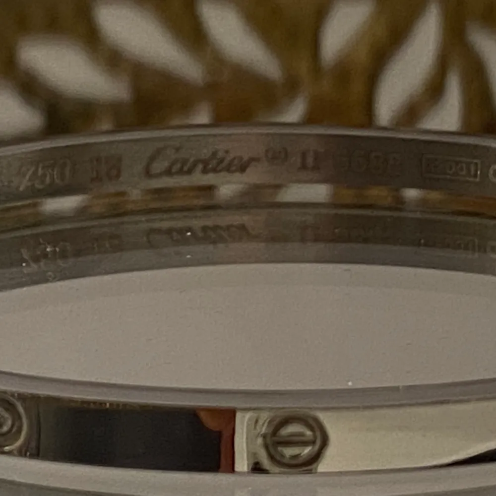 Cartier armband (inte äkta) den är gjord av rostfritt stål missfärgas inte eftersom stålet inte oxidera. Väldigt fin copia skriv privat vid fler frågor 💕💕 . Jag kan tänka mig att mötas upp eller postar gratis jag väljer postalternativ via postnord. . Accessoarer.