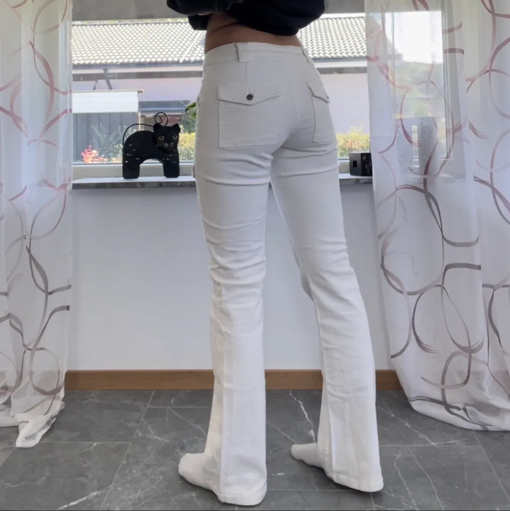 Säljer mina vita jättesnygga jeans från Lindex i storlek 36, passar mig som är ca 167 och brukar ha storlek 36/38 i byxor. Säljer då de inte har kommit till användning sedan förra sommaren 🤍 köparen står för frakt. Pris kan diskuteras 😇. Jeans & Byxor.