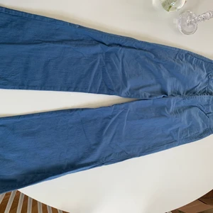 Blåa kostymbyxor från Carin Wester - Använda endast fåtal gånger, sitter superfint över midja och rumpa och blir lite vidare ner över benen. Storlek 34