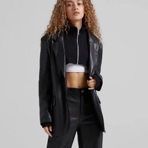 Skinnblazer - Slutsåld skinnimiterad blazer från bershka som knappt är använd!! Jättefint skick och strl S, nypris 399kr