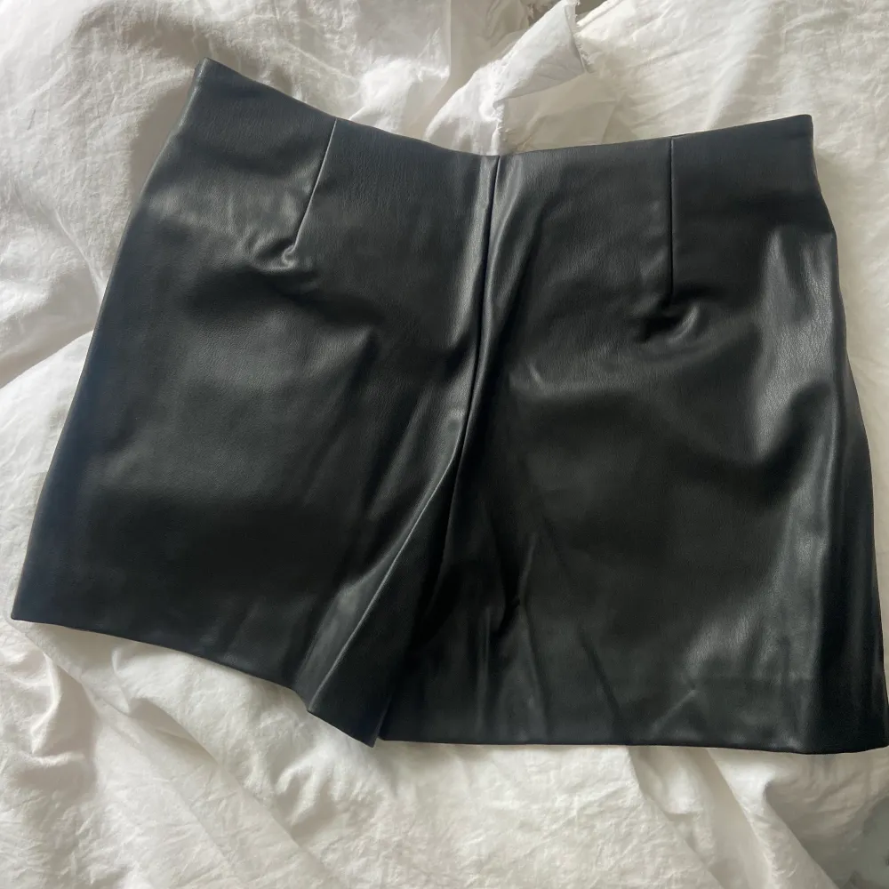 Säljer en helt ny läder skort (kjol och shorts) från zara. Aldrig använda alltså. . Kjolar.