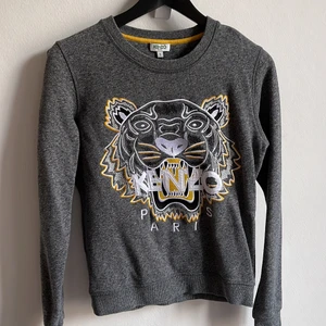 KENZO-tröja grå storlek S - Jättefin tröja från Kenzo i storlek S, som tyvärr inte kommit till användning. Helt nytt skick men inköpt på NK för cirka 3 år sedan, nypris är cirka 2300kr 💕💕