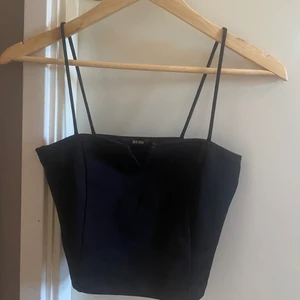 Svart linne - Säljer ett väldigt fint linne från bikbok i storlek xs. Frakt ingår i priset 🤍