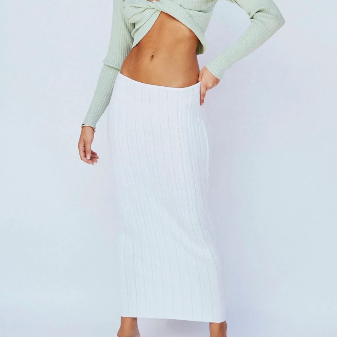 Vit stickad långkjol