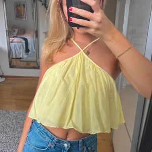 Gult linne från Gina - Säljer ett somrigt linne från Gina strl S, använd fåtal gånger 💛 köpare står för frakt 