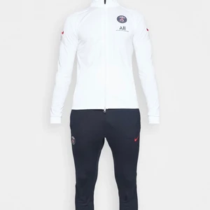 Nike pikéformens tröja  - Fin tröja i nyskick använt fåtal gånger i bra skick de finns även ett par matchande byxor till om man vill ha 😊