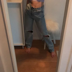 Jeans från Gina  - Säljer dessa jeans från Gina med hål då de inte kommer till användning Jättebra skick och är lagom för mig som är 165cm. 