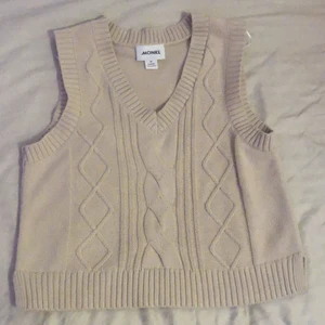 Beige Stickad Vest- Monki - Beige sweater vest från monki. Knappt använd. Storlek M men sitter även snyggt på mig som är XS/S. 100% bommul. Kan mötas upp i Stockholm 🪷🧝🏻‍♀️🧚🏻🦎