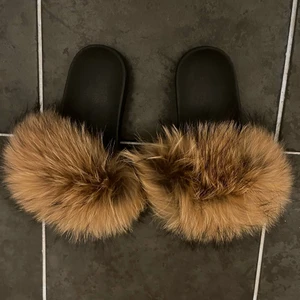 Päls tofflor - Päls tofflor köpta för 500 kronor. Säljer dom för 240kr + frakt på 115kr. Använt dom 2/3 gånger då de inte är min stil samt att de är lite för stora på mig. Storlek: 41