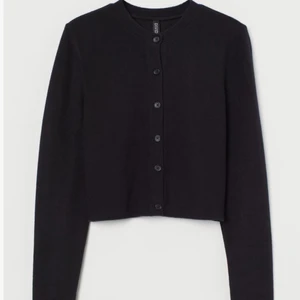 Svart kofta🖤 - Söt svart kofta från hm som passar till väldigt mkt! 