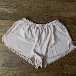 Shorts Pull and bear - Fina shorts från Pull and bear, noppriga, men passar perfekt som pyjamas shorts:) Är öppen för prisförslag, kan mötas upp i Stockholm och det är bara att skriva för fler bilder:) 