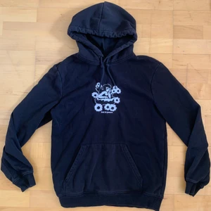 HM hoodie med tryck - Det är storlek S-M. Bra skicka 9/10. Haft typ ett halvår, fett skön. Den är lite mer åt Classy style hållet. Trycket är ganska hårt o kraftigt material, men fett snygg ängel och citat ”Lost in Peace”.