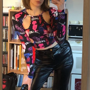 cut out grafisk topp  - så sjukt cool topp med cutouts, lite croppad. kommer bara inte till användning, perfekt skick. fraktar mot ersättning eller möts i sthlm. dm för mer bilder 🌞