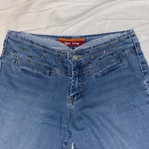 Lågmidljade flare byxor:) - Lågmidjade jeans med coola detaljer. Jag har väldigt långa ben och därav var dem för korta för min smak på mig. Hoppas att dem finner ett nytt hem :) 