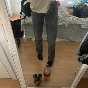 Jeans - Superfina gråa jeans från Gina, raka i modellen, använda fåtal gånger, säljer för att dom blivit för småa, nypris 599🤍 köparen står för frakten 