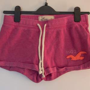 Ett par shorts från Hoillister i använt skick, köptes ett par år tillbaka !🥰 Storlek: XS