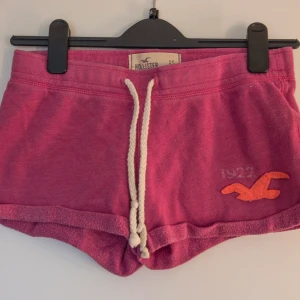 Hollister mjukisbyxor - Ett par shorts från Hoillister i använt skick, köptes ett par år tillbaka !🥰 Storlek: XS