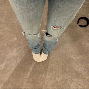 Zara jeans  - Säljer nu mina håliga zara jeans❤️ lånade bilder 