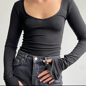 Soft top A-dsgn - SÅLD!!!! Säljer denna ”soft top” från adsgn (Alice Stenlöfs klädmärke). Tröjan är helt oanvänd. Storlek M men funkar för S med. Den har hål för tummarna och är lång i ärmen. Super skönt material. Säljer pågrund av att jag råka köpa två.